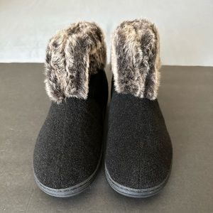 Acorn Women's  Chinchilla Ankle Bootie Size 7 Good Condition